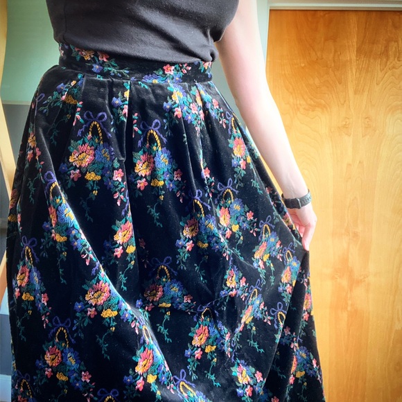Vintage Dresses & Skirts - 3/$20 Vintage 80’s Velvety Floral Maxi Midi Skirt